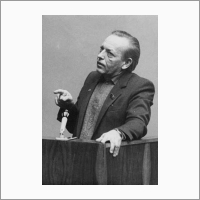 В.А. Коптюг читает лекцию