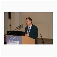 Директор ИНГГ СО РАН доктор технических наук Игорь Николаевич Ельцов выступает на IX Сибирской конференции молодых ученых по наукам о Земле (2018). Фото из архива ИНГГ СО РАН.