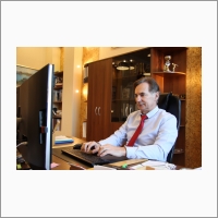 Директор ИНГГ СО РАН доктор технических наук Игорь Николаевич Ельцов за работой (2019). Фото из архива ИНГГ СО РАН.