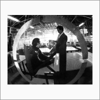 Л.С. Львов (справа) и Э.А. Талныкин смотрят КАМАК-модуль, предназначенный для автоматизации научного эксперимента в составе КАМАК-крейта. Источник: Фотоархив Отделения ГПНТБ СО РАН.